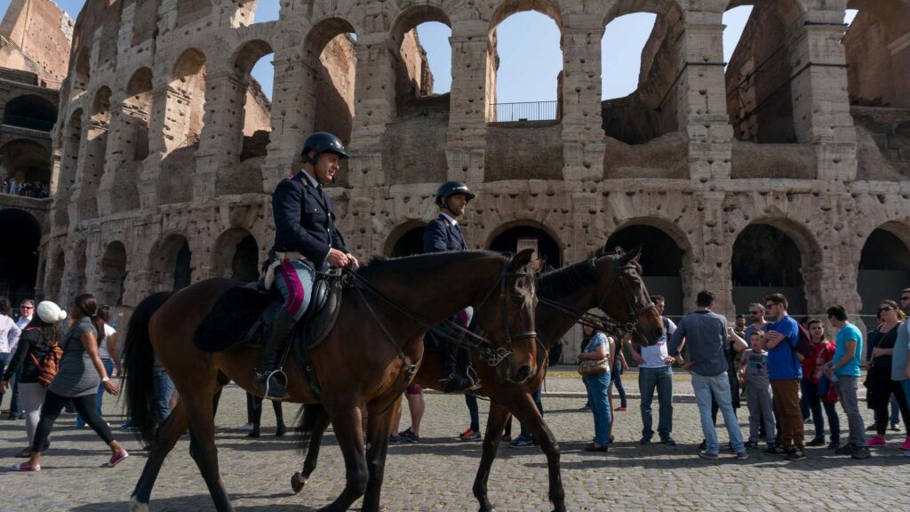 Die italienische Militärpolizei, die Carabinieri, patrouilliert zu Pferd in der Nähe des Kolosseums