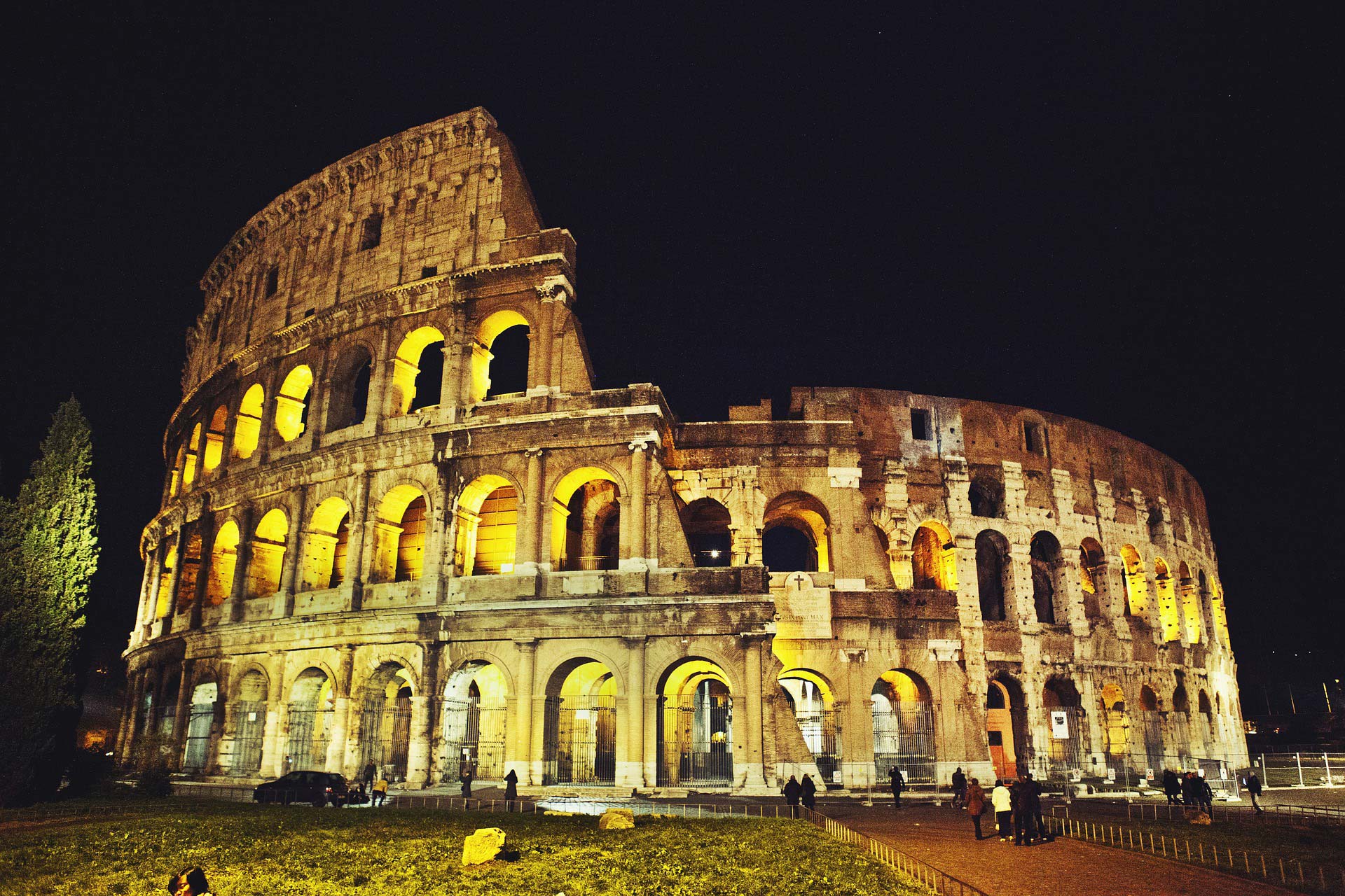 Coliseo iluminado en la oscuridad