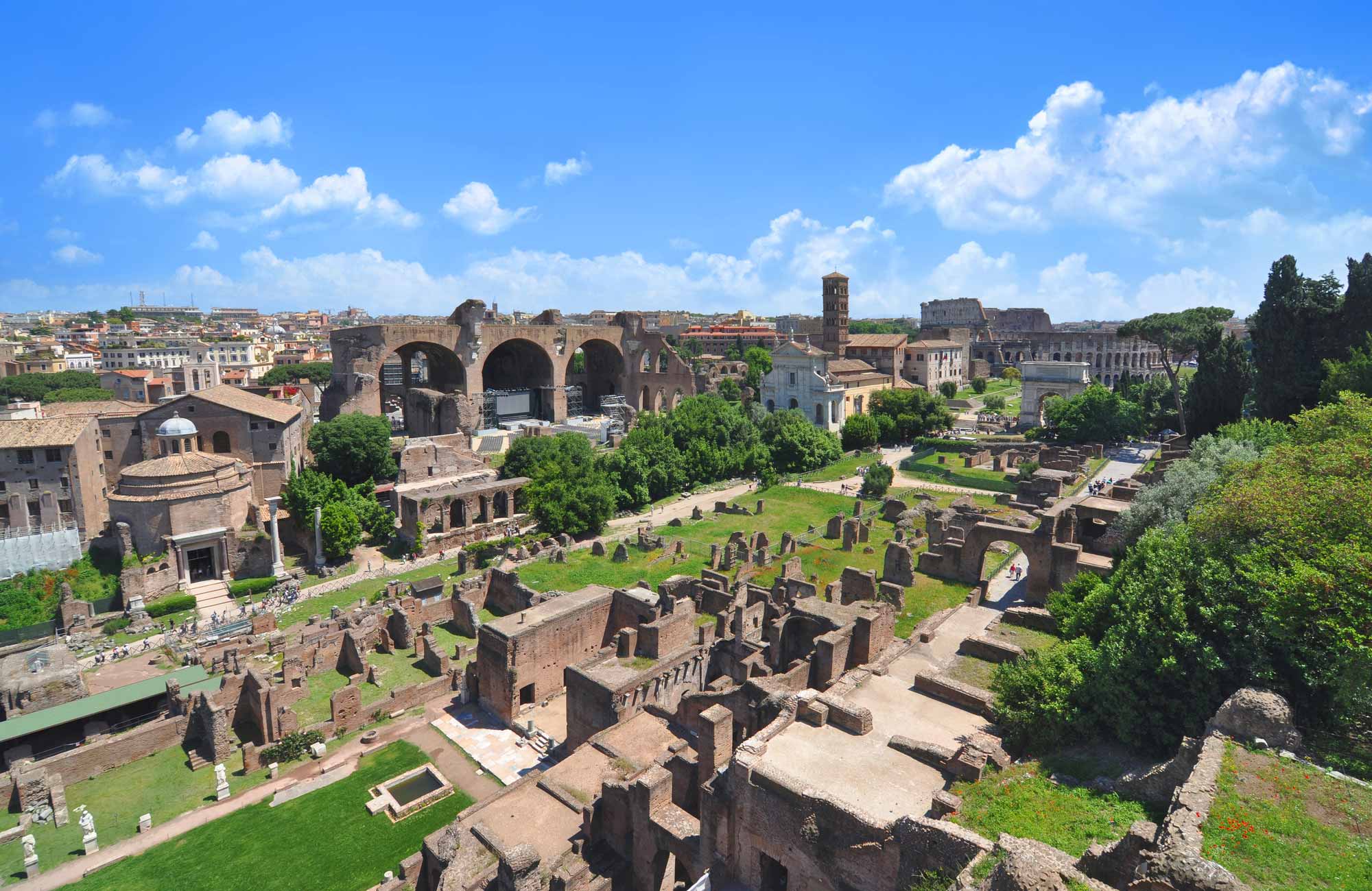 El Foro Romano visto desde lo alto del Monte Palatino, ambos están cerca del Coliseo