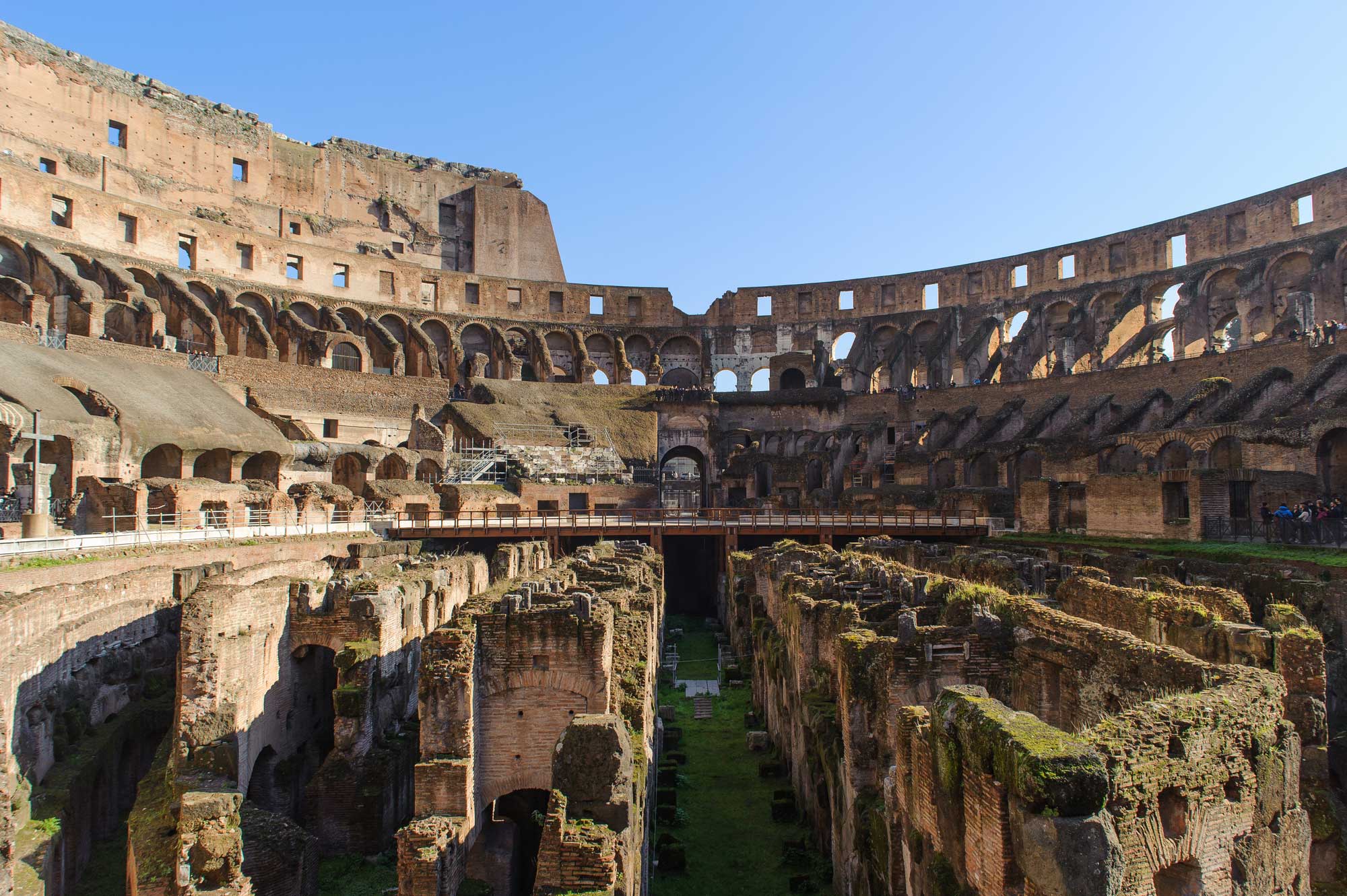 Le labyrinthe de passages de l'hypogée vu depuis le niveau du sol du Colisée