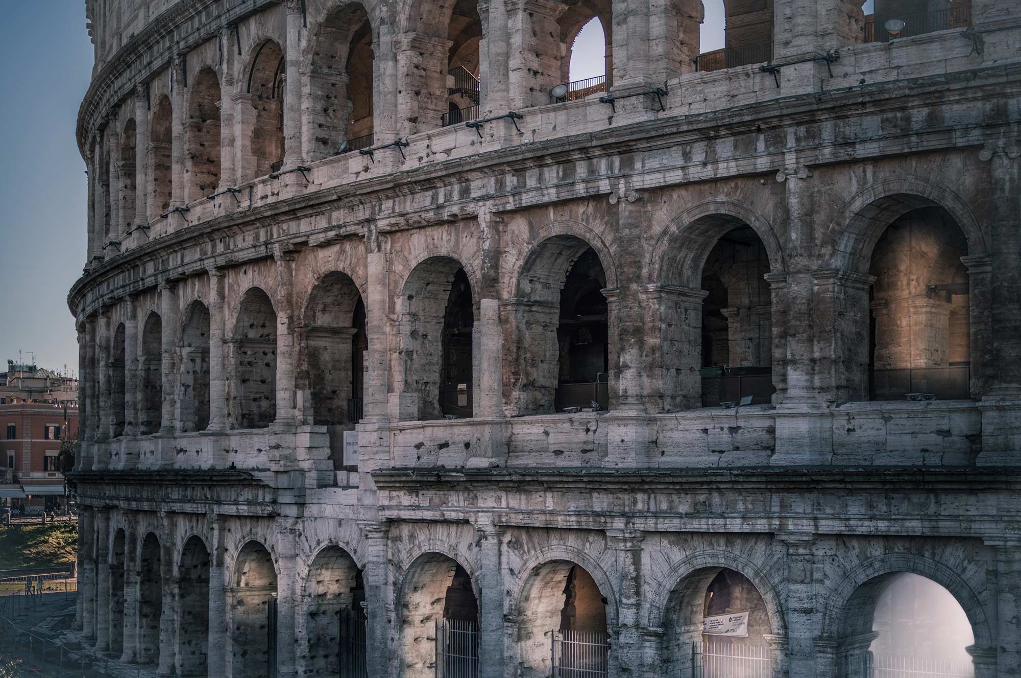 Primo piano della parete esterna del Colosseo che mostra i tre tipi di colonne
