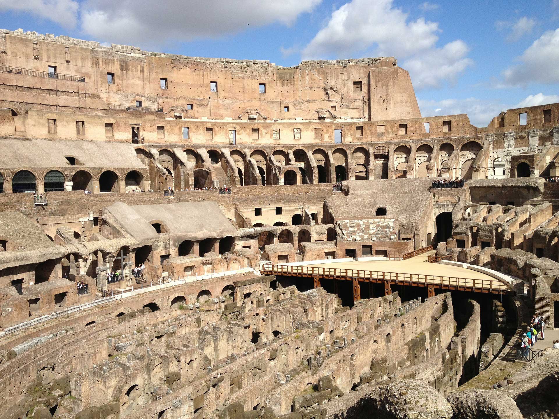 Interno del Colosseo che mostra la Cavea e l'Ipogeo
