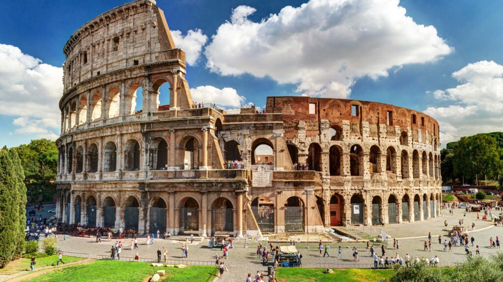 Het Colosseum overdag, met toeristen die zich verzamelen om het te bezoeken