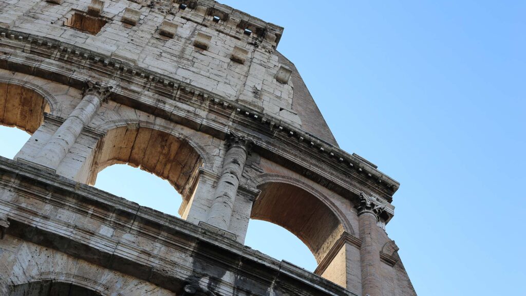 De muur van het Colosseum gefotografeerd van onderaf, met de Korinthische zuilen die opvallend naar voren komen