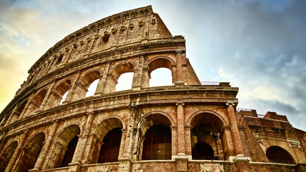 Het Colosseum tegen de avondhemel