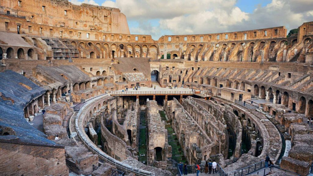 O Coliseu visto de dentro, com vista para a arena e o hipogeu