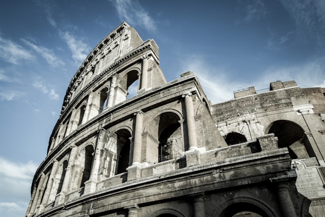 A arquitetura do edifício é uma mistura das três ordens romanas mais importantes: Toscana, Jônica e Coríntia, e está cheia de pequenos detalhes que demonstram a engenhosidade dos seus projetistas